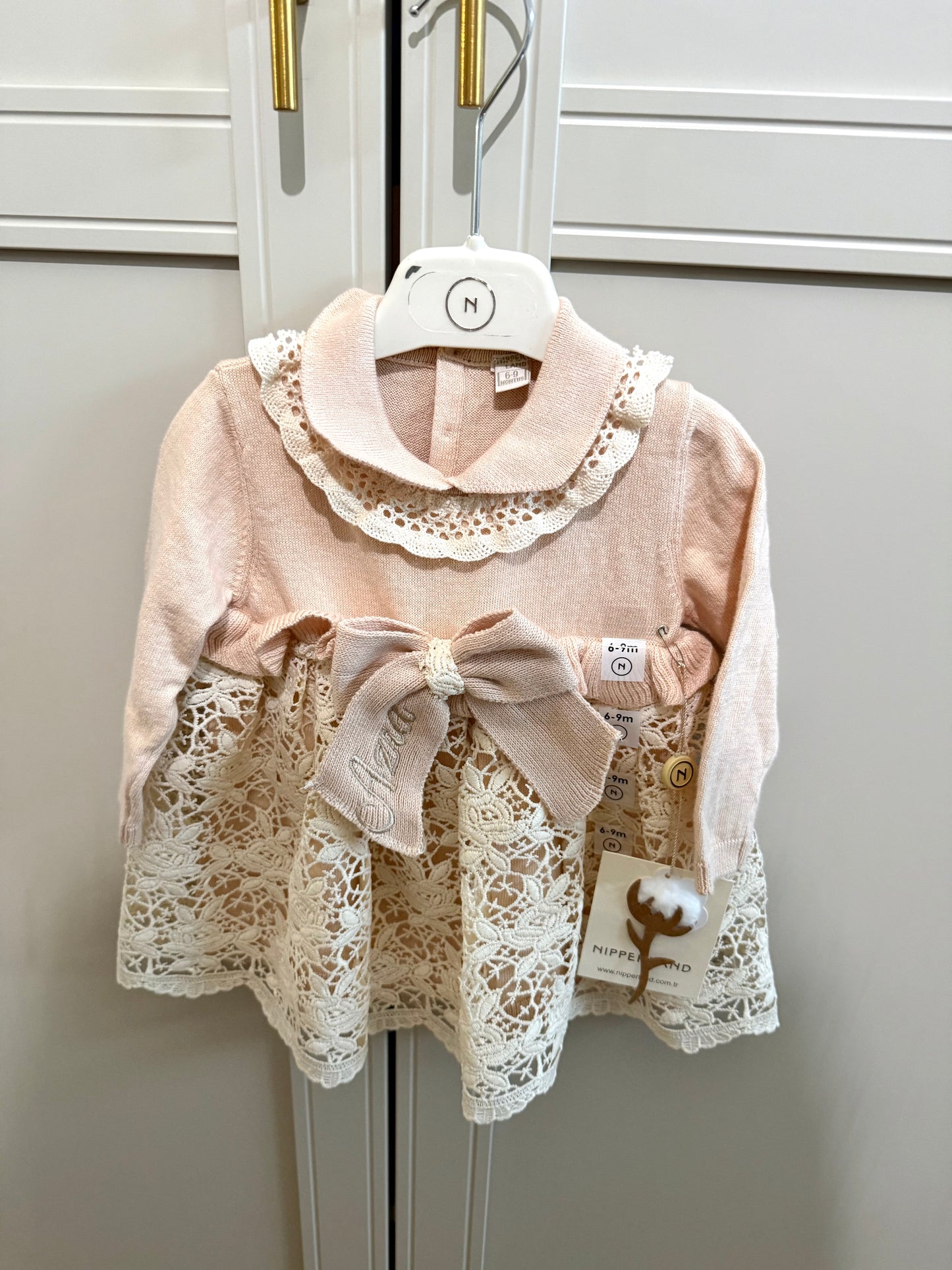 Elegantes Babykleid mit Spitzendetails🤍