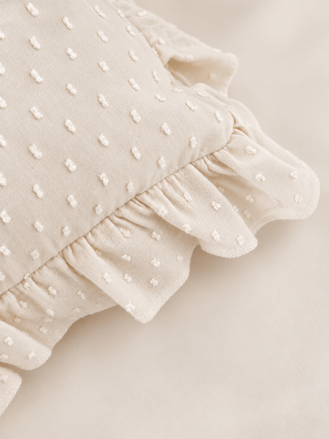 Lily – Babykissen mit Rüschen