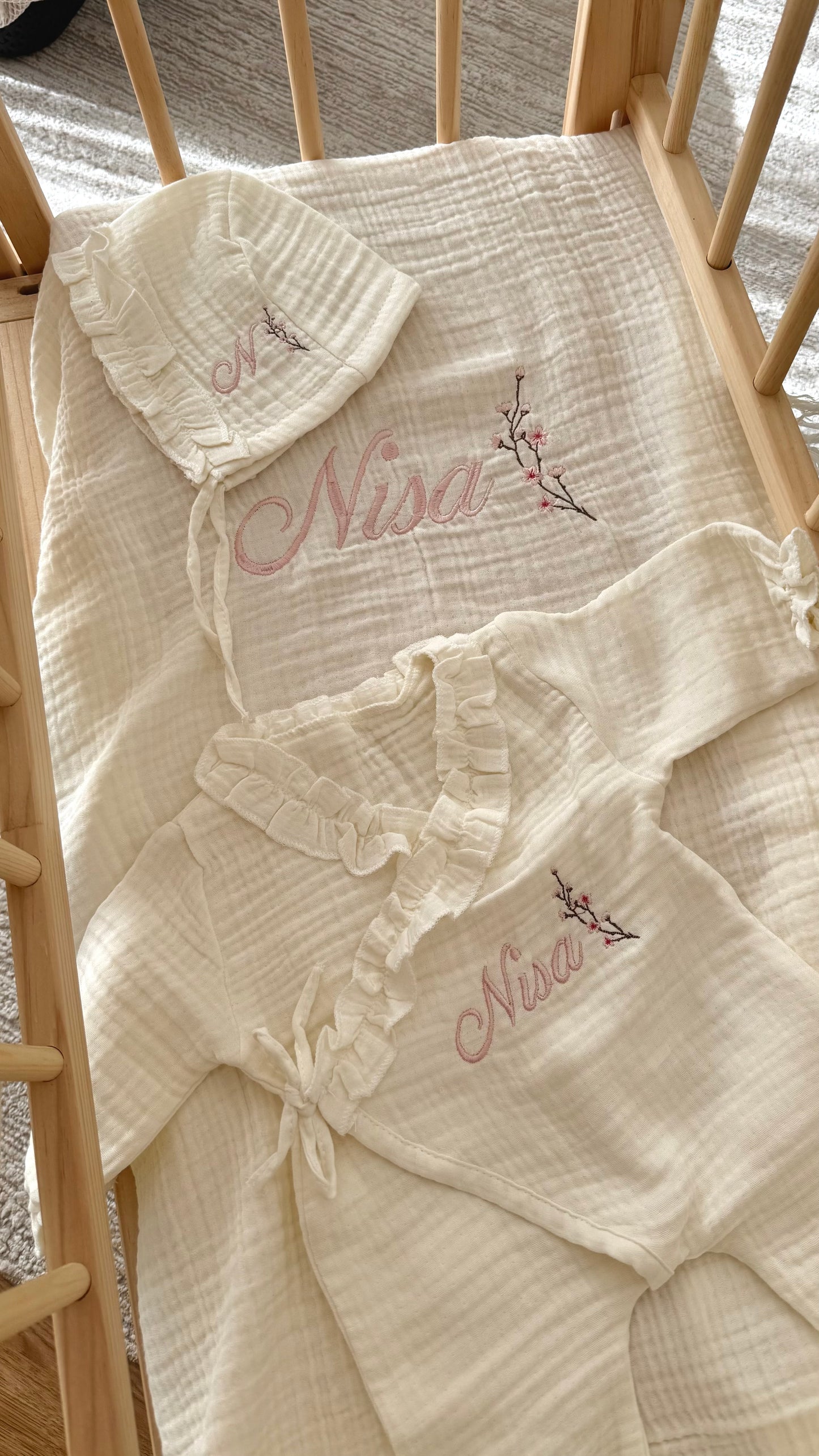 MUSSELIN - Personalisiertes  Babyset mit Blumendetail