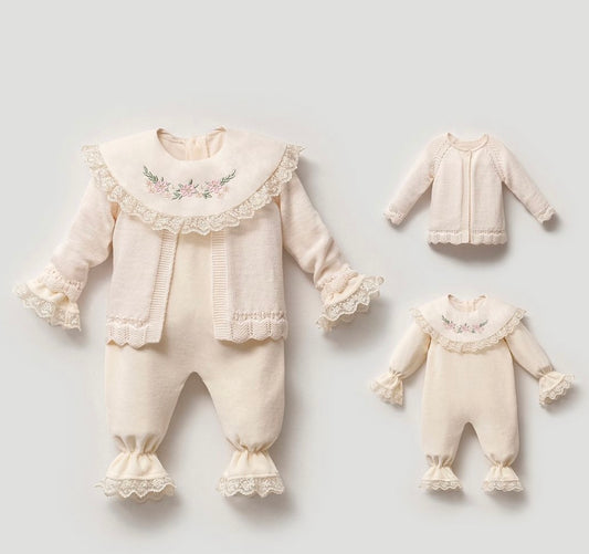 Personalisierter Samt-Strampler mit Strickjacke 🤍