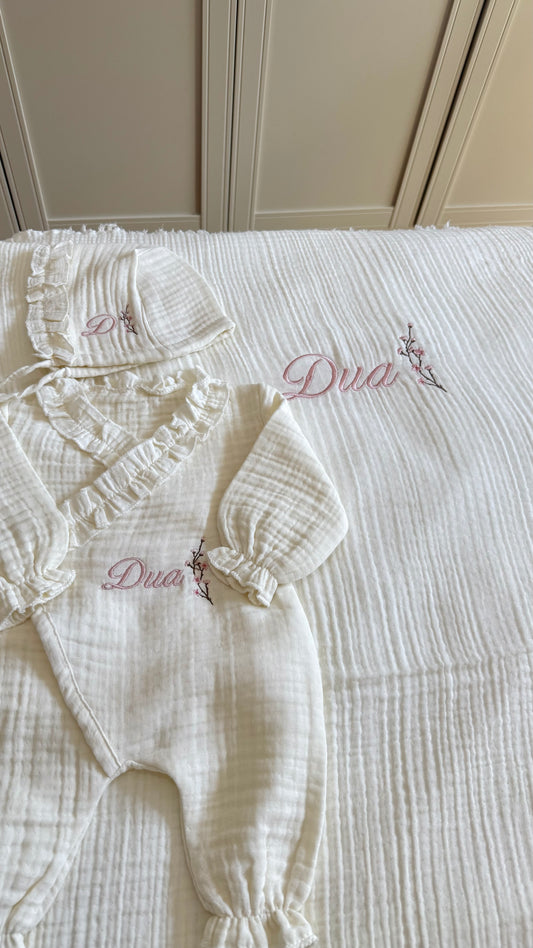 MUSSELIN - Personalisiertes  Babyset mit Blumendetail