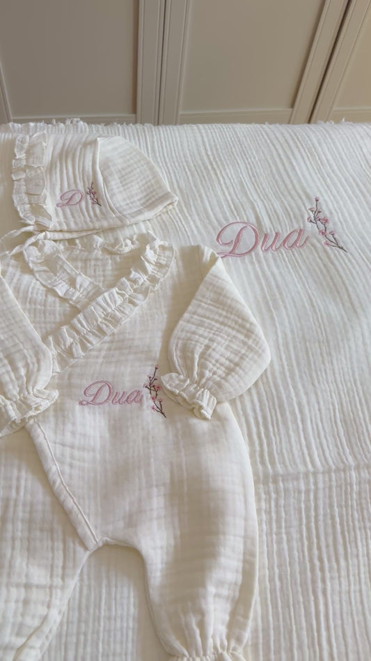 MUSSELIN - Personalisiertes  Babyset mit Blumendetail